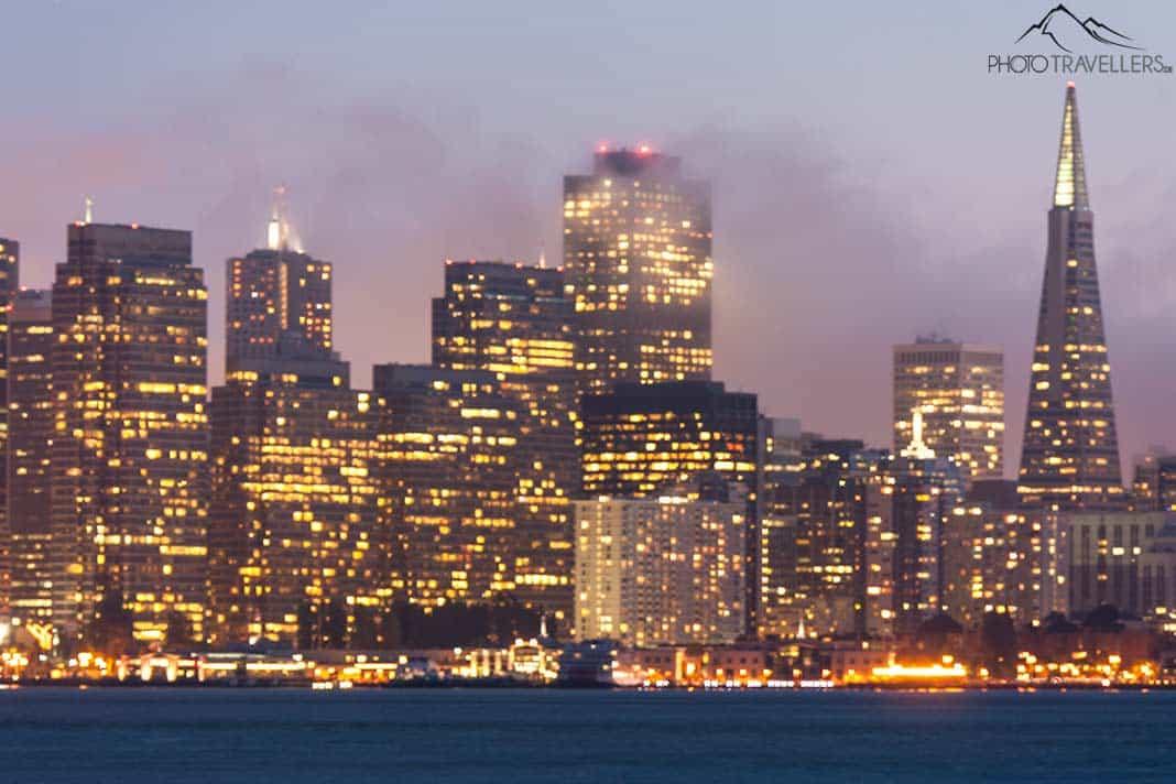 O horizonte desfocado de San Francisco à noite
