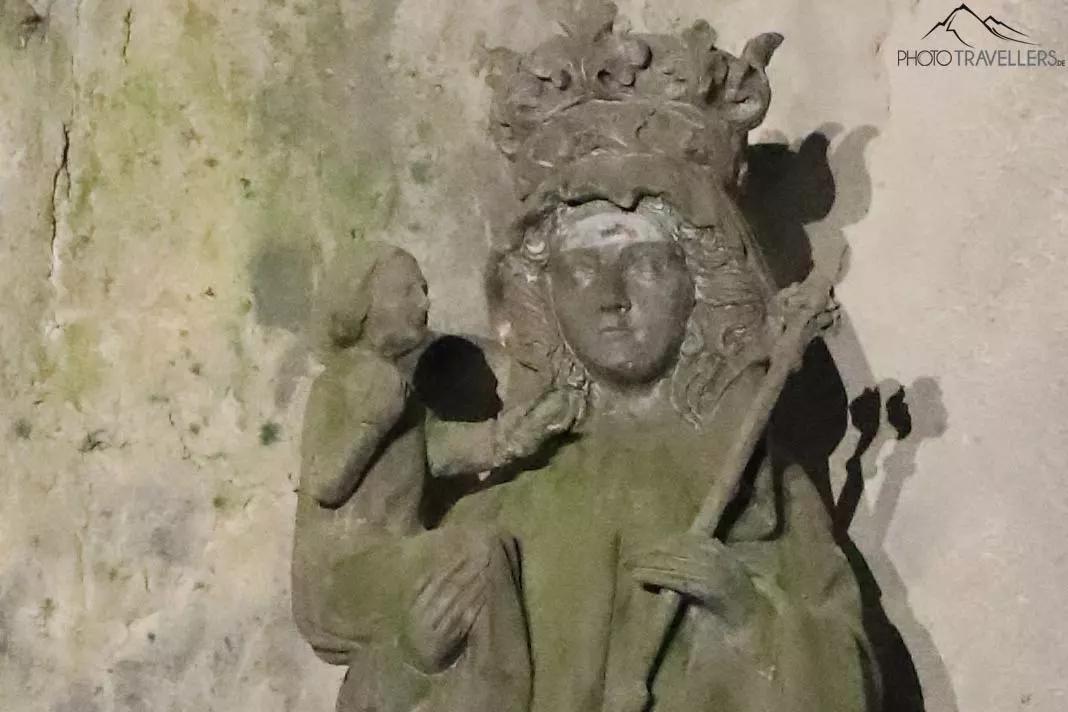 Uma estátua antiga, capturada com um valor ISO muito alto