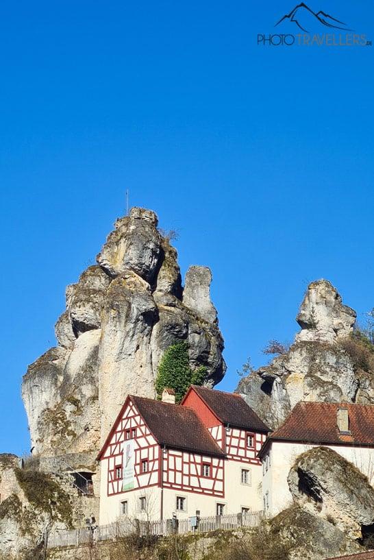 Les maisons à colombages devant un rocher dans le village de Tüchersfeld en Suisse franconienne