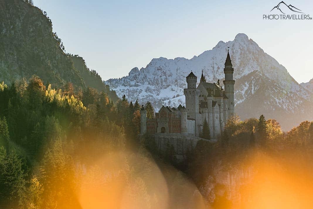 Le château de Neuschwanstein devant une imposante toile de fond montagneuse