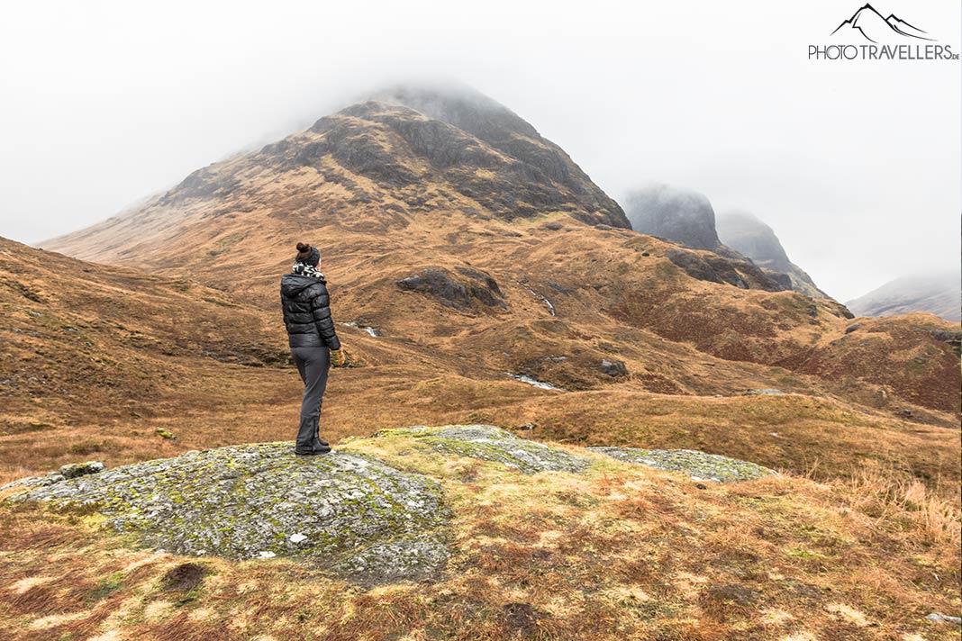 La blogueuse de voyage Biggi Bauer dans la vallée de Glen Coe avec les Three Sisters