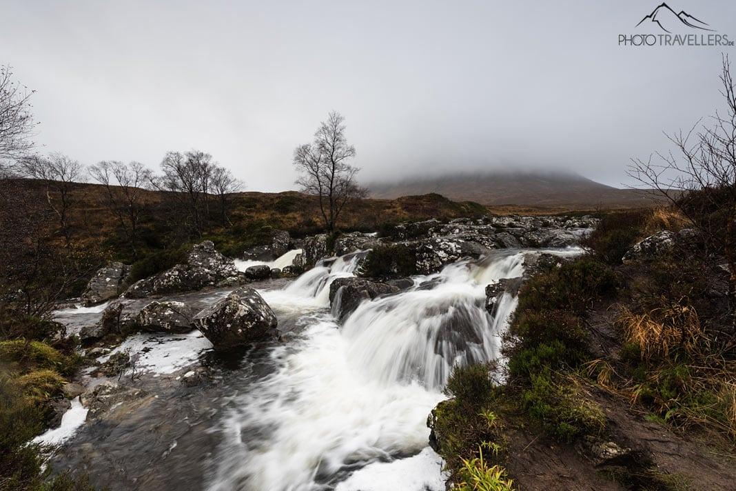 Les rapides à la cascade d'Etive Mòr dans la vallée de Glen Coe