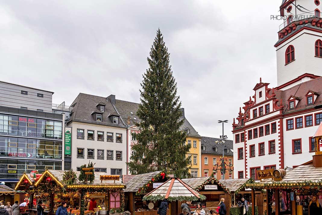 Stands sous le sapin de Noël sur le marché de Noël de Chemnitz