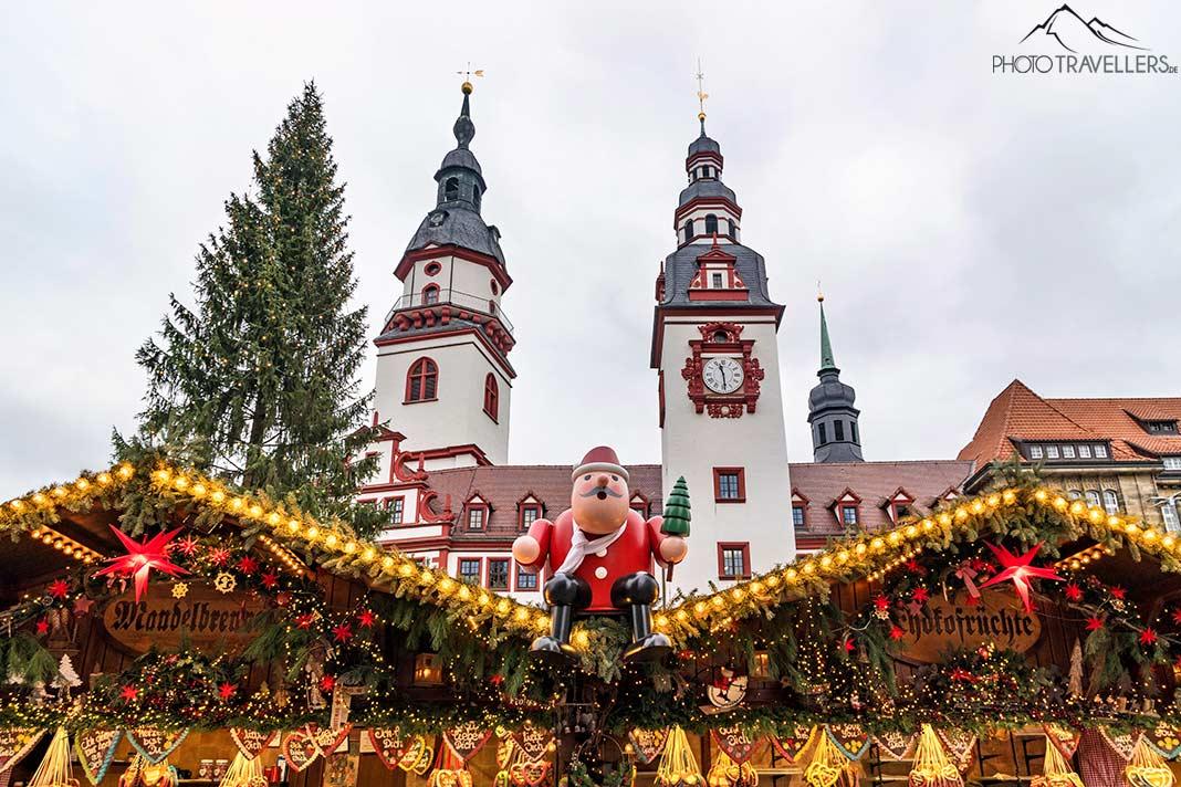 Un stand de Noël avec les tours de l'ancien hôtel de ville à Chemnitz