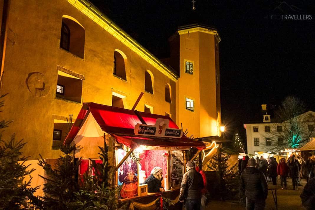 Un stand sur le marché de Noël de la forteresse de Königstein de nuit