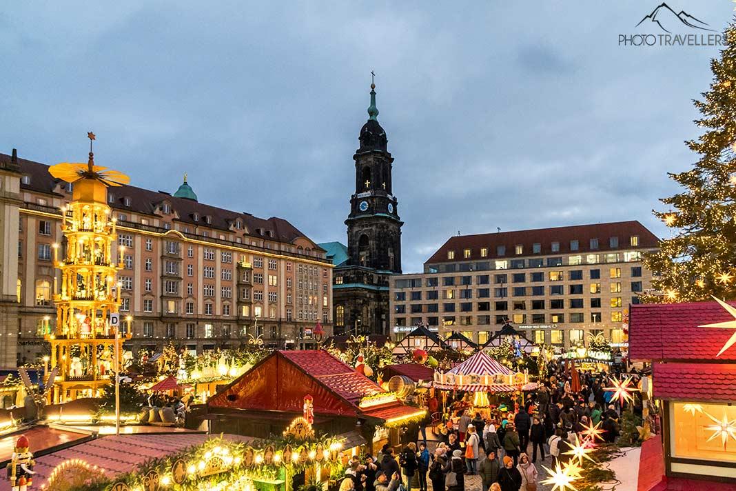 Le marché de Noël illuminé de Dresde au crépuscule