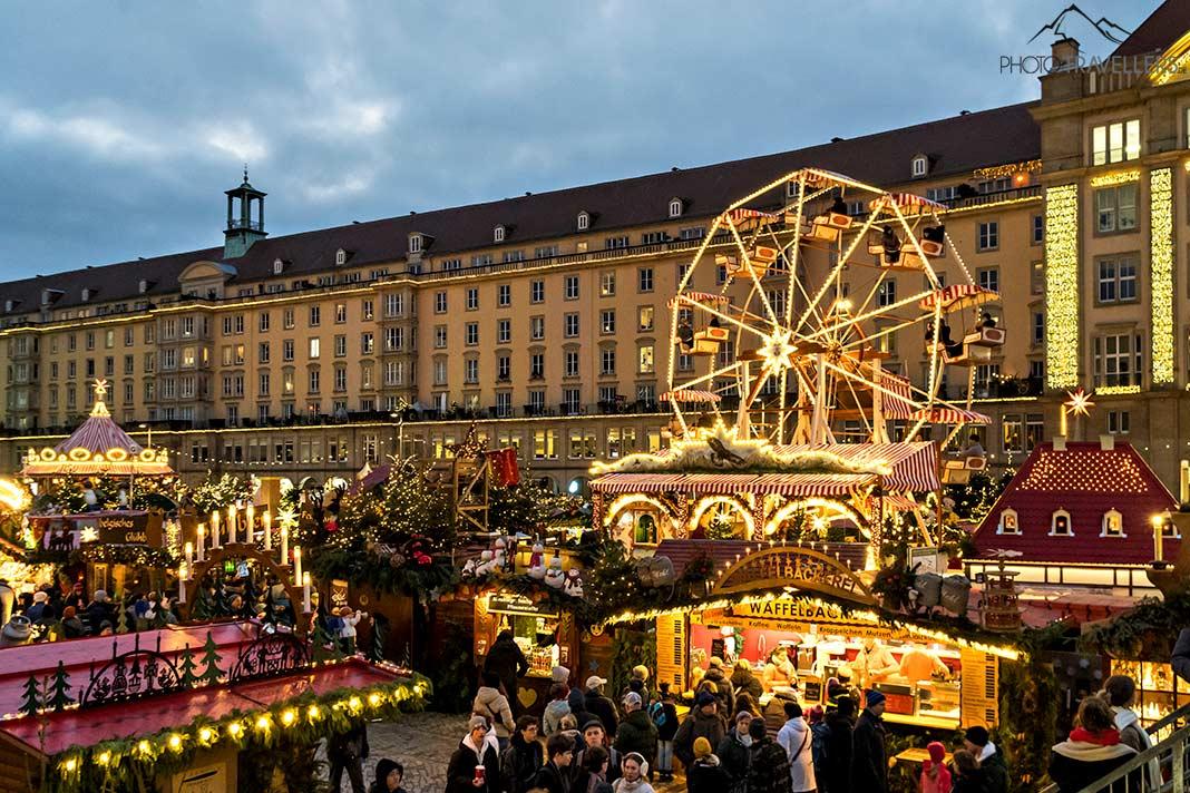 Vue du marché de Noël de Dresde avec la grande roue et le carrousel
