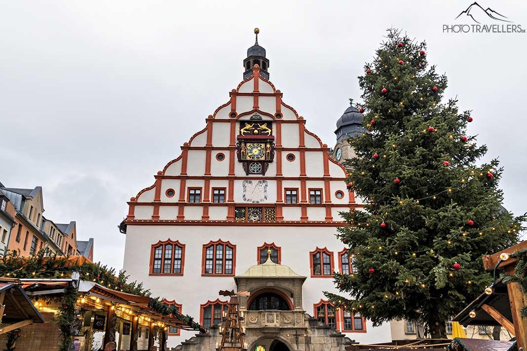 Le marché de Noël de Plauen avec l'ancien hôtel de ville