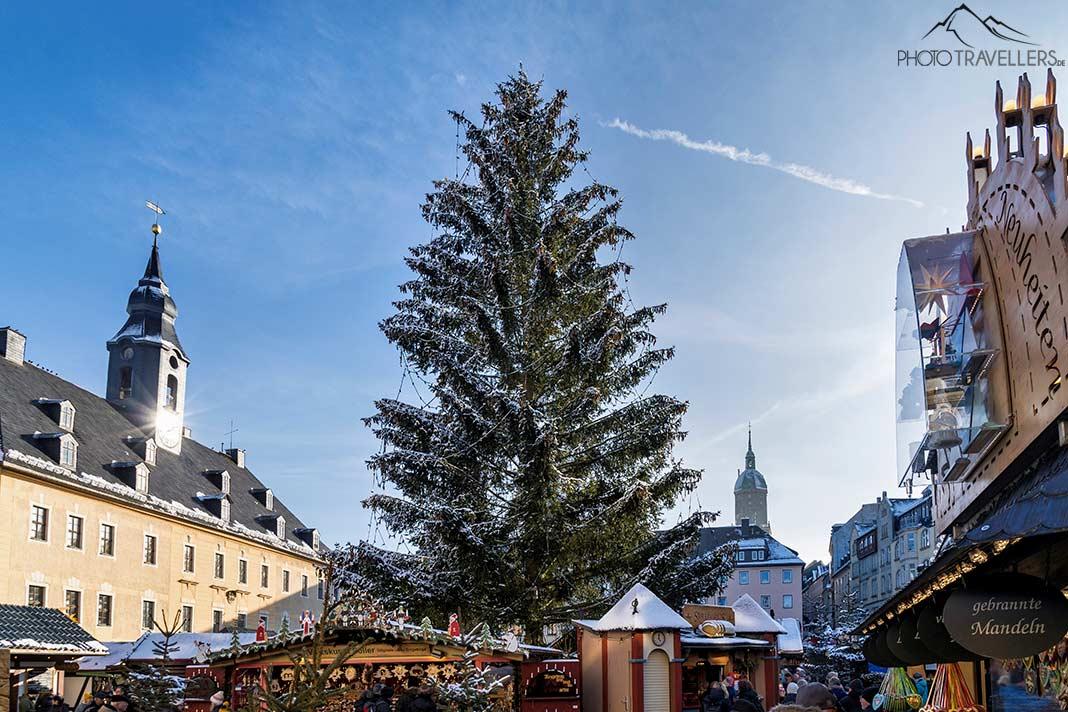 Le grand sapin de Noël sur le marché de Noël d'Annaberg
