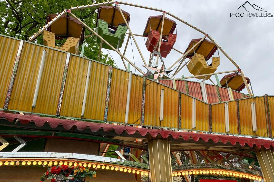 Um antigo brinquedo de parque de diversões na Auer Dult