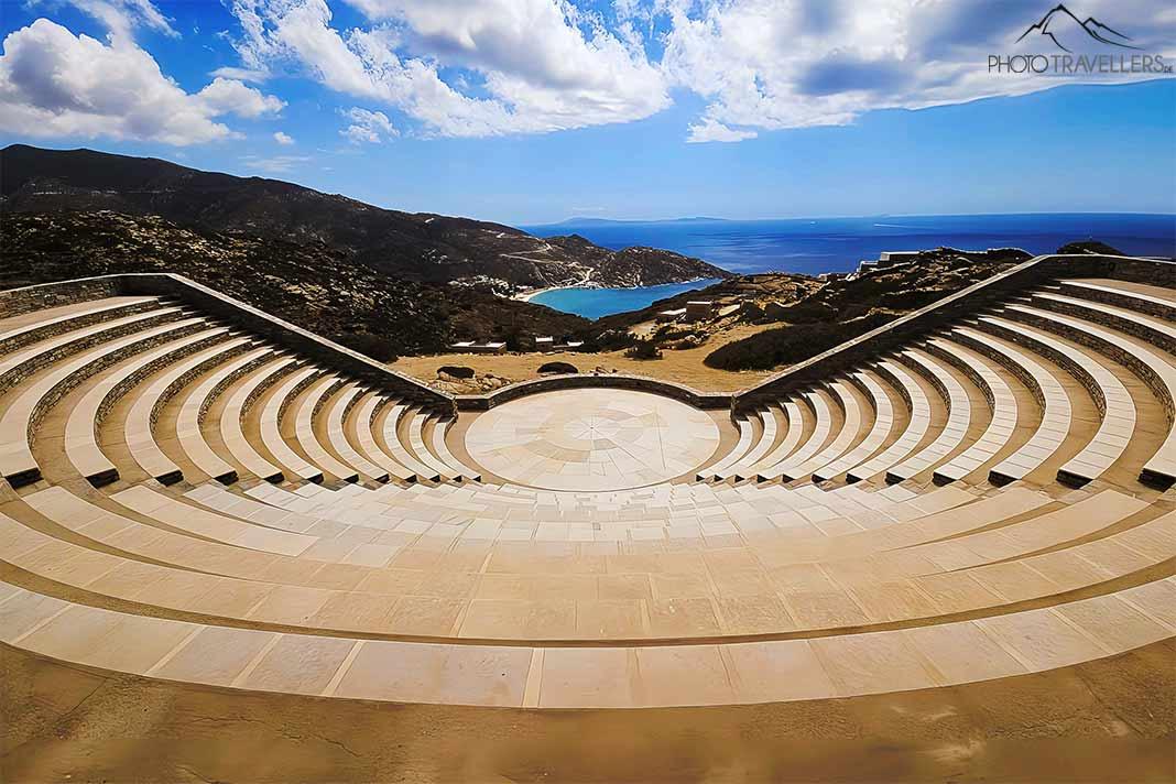 The oval of the Odysseas Elytis amphitheater consists of light brown stone steps