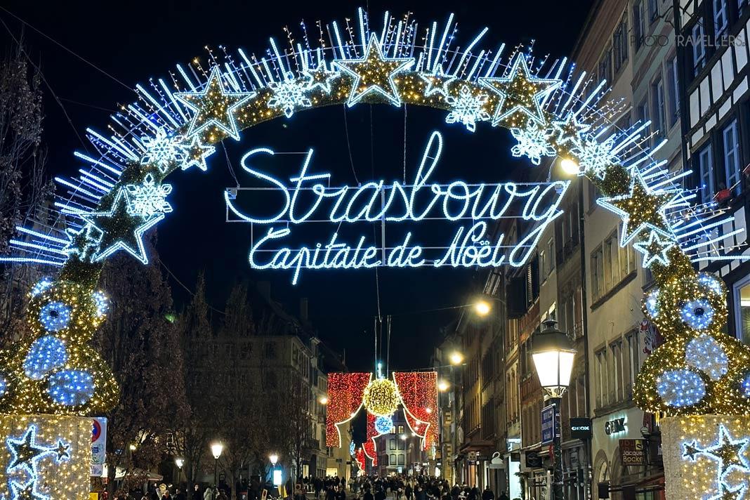 Le mot Strasbourg illuminé sur le marché de Noël