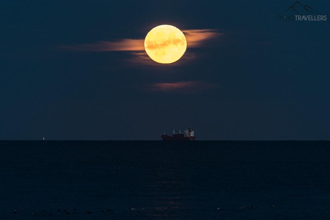 Luna llena sobre el mar