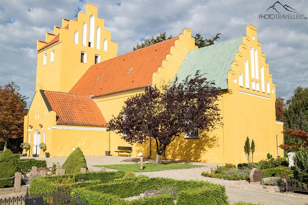 L'église de Rørvig peinte en jaune
