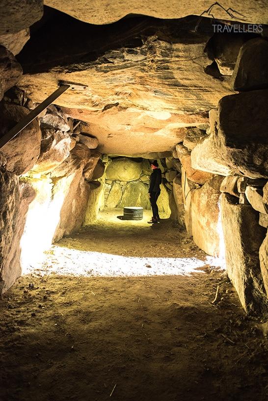 La blogueuse de voyage Biggi Bauer à l'intérieur du dolmen de Birkehoj