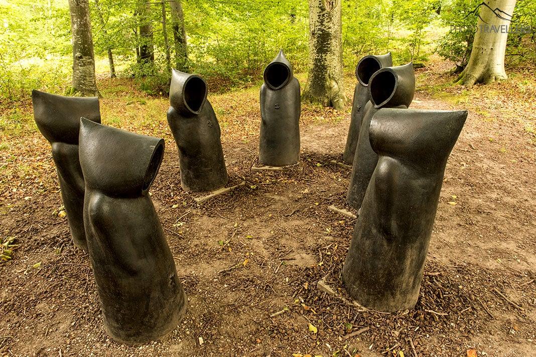 Petites sculptures évoquant des sorciers dans Ulkerup Skov