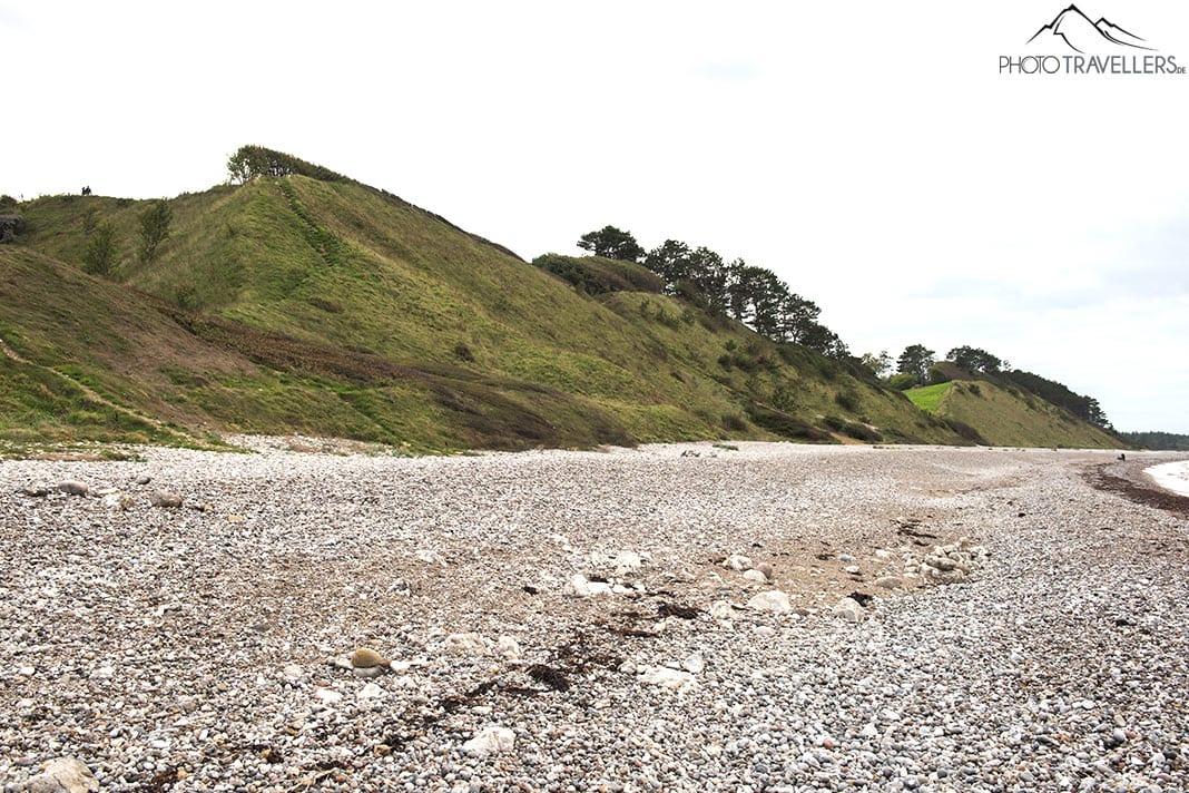 Le Klintebjerg avec la plage au premier plan