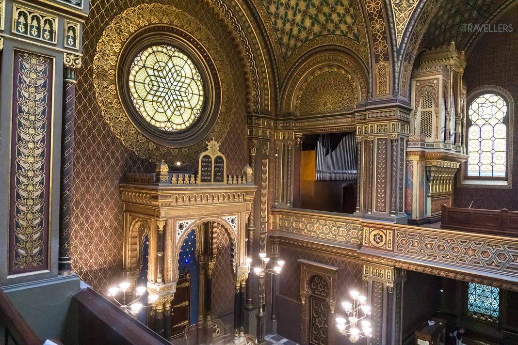 O interior da Sinagoga Espanhola em Praga 