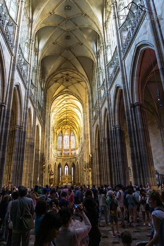 Centenas de turistas na Catedral de São Vito em Praga