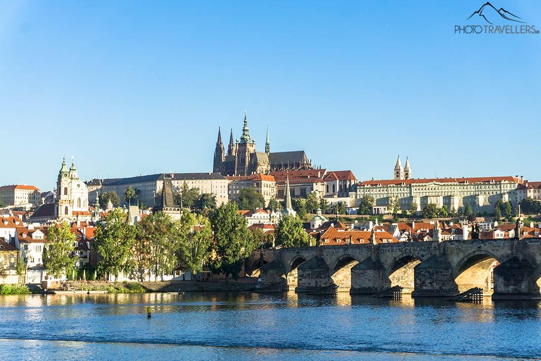 A vista pela manhã sobre o Vltava para o Castelo de Praga