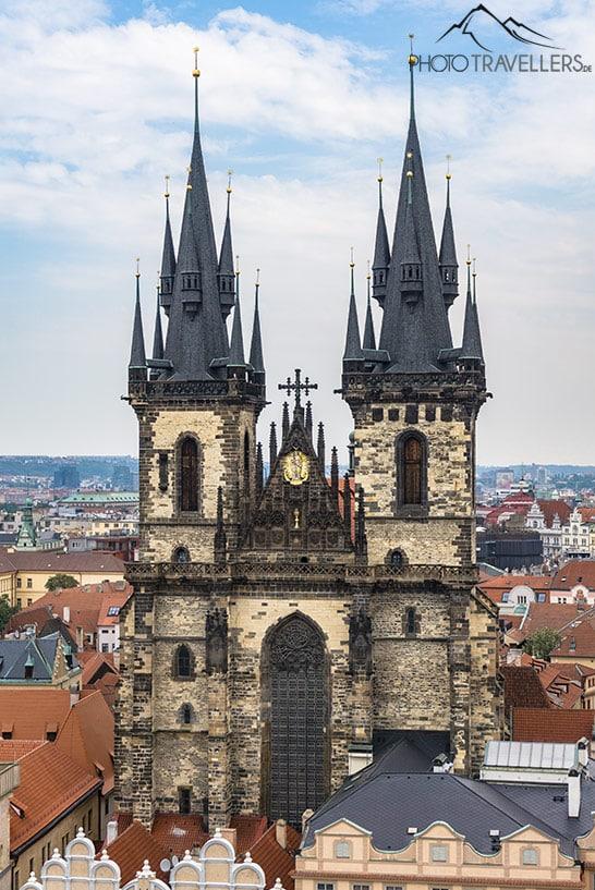A vista para as duas torres da Igreja de Týn em Praga