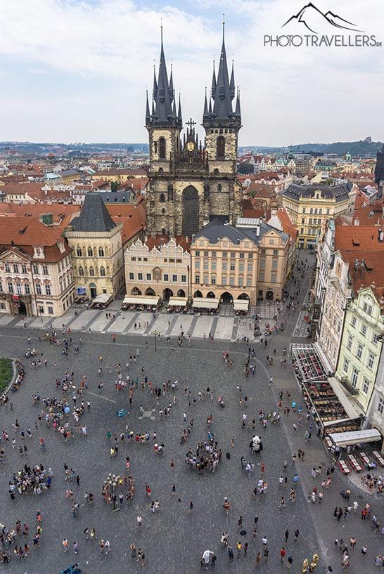 A vista da Prefeitura de Praga sobre a Praça da Cidade Velha com a Igreja de Týn