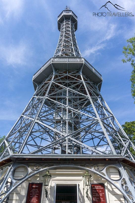A famosa torre de observação Petřín em Praga