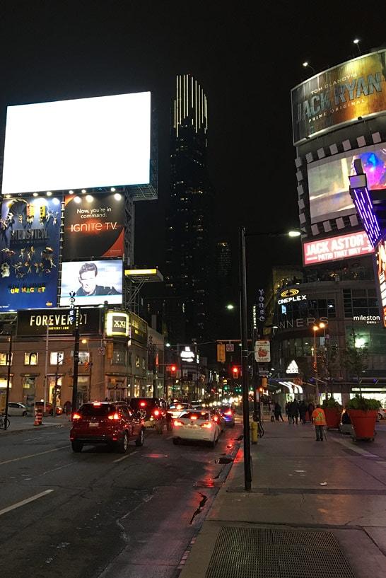 A Yonge Street em Toronto à noite