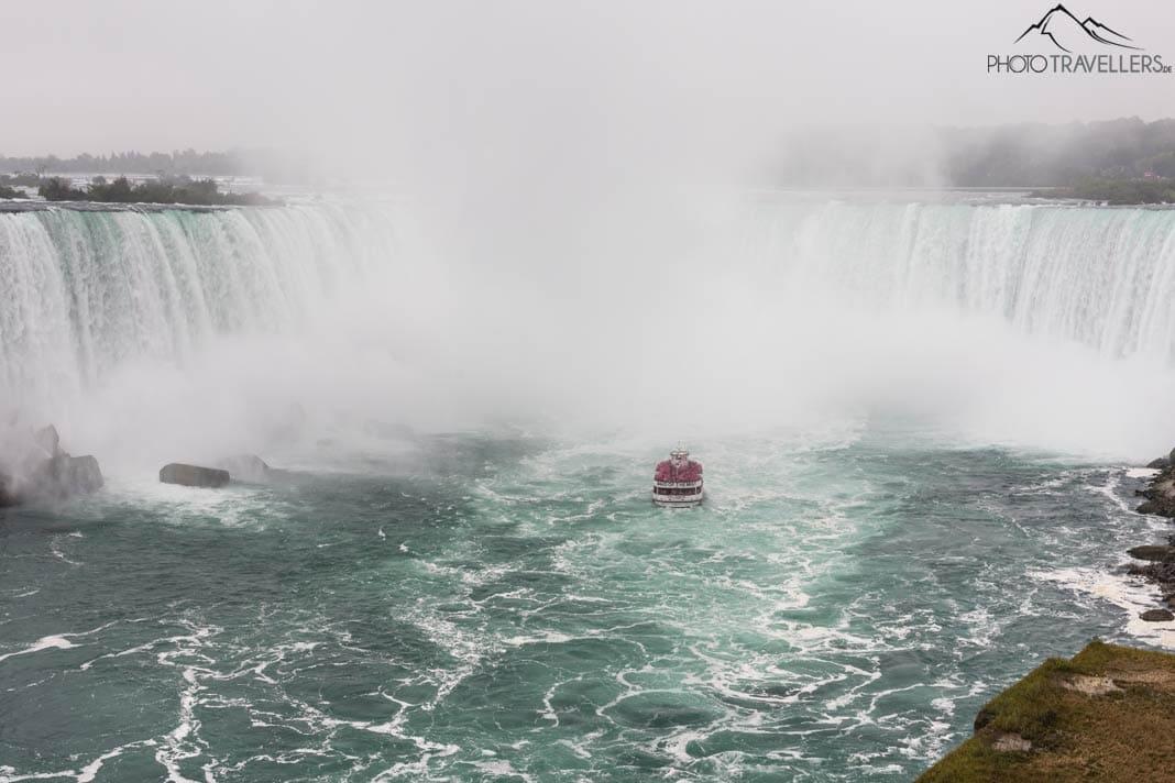 Um barco turístico diante das Horseshoe Falls, parte das Cataratas do Niágara