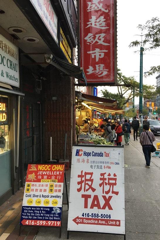 Uma rua em Chinatown em Toronto