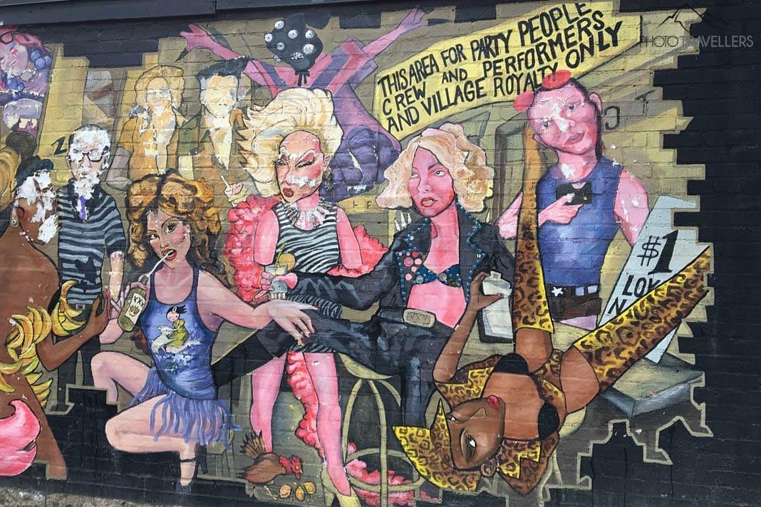 Uma obra de arte de rua com homens e mulheres seminus no bairro Church and Wellesley em Toronto