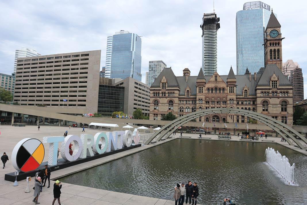 A inscrição Toronto com o Antigo Tribunal e arranha-céus