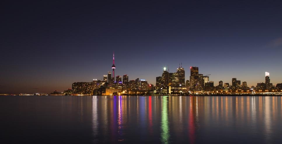 A vista da skyline de Toronto à noite