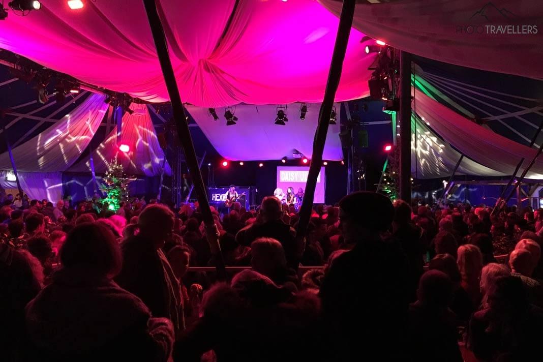 Un chapiteau de concert au Tollwood