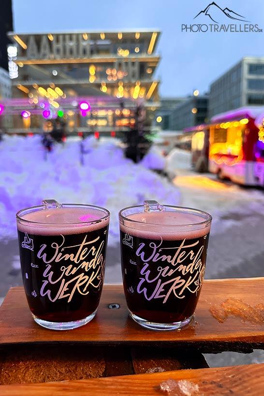 Deux verres de vin chaud au marché de Noël de Werksviertel