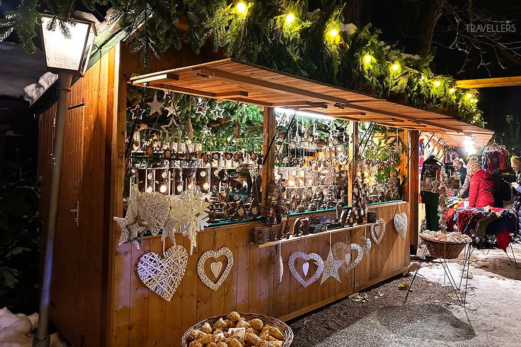 Une jolie cabane sur le marché de Noël autour de la Tour Chinoise