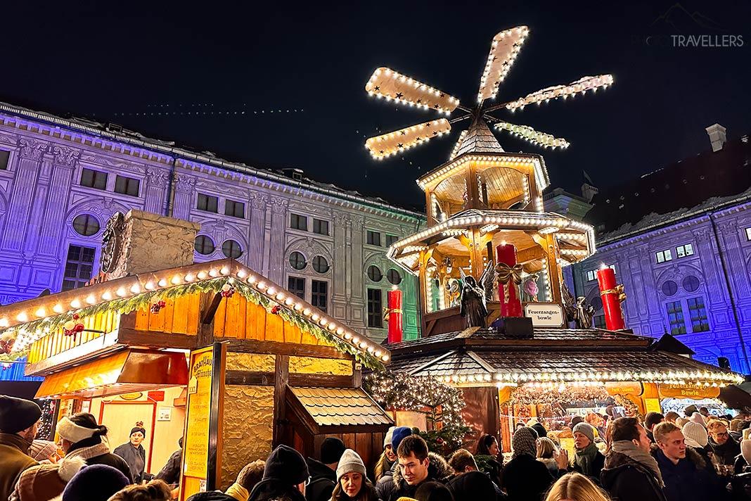 La pyramide de Noël dans le village de Noël à la résidence de Munich