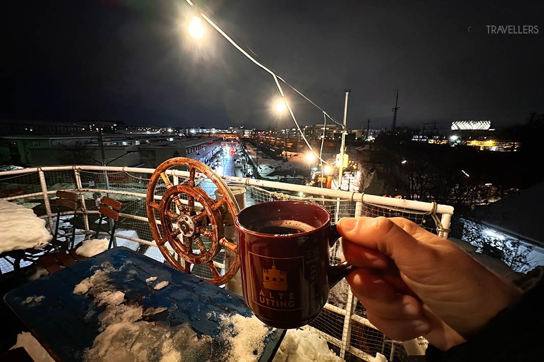 Une tasse de vin chaud sur l'Alte Utting en hiver