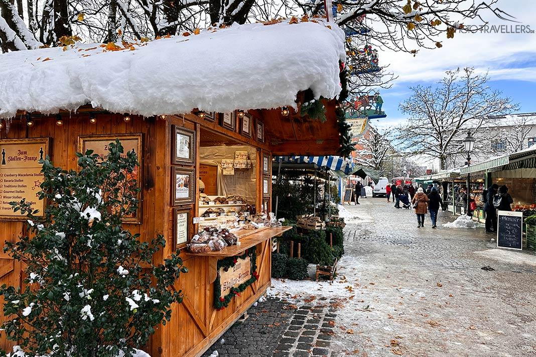 Une cabane enneigée sur le marché de Noël de Viktualienmarkt