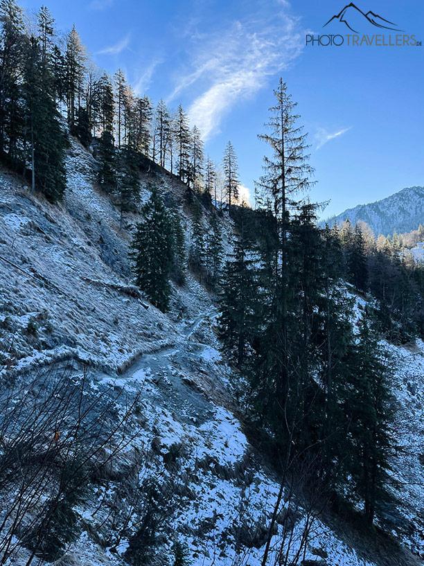 Sentier dans une pente escarpée de montagne