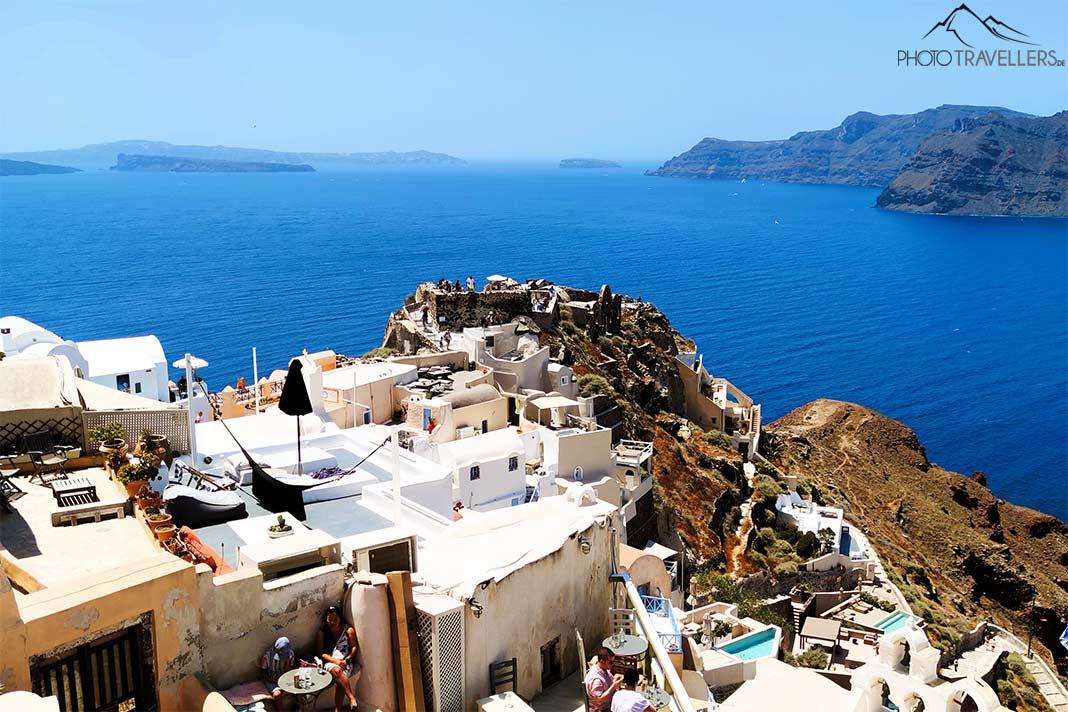 Les ruines d'une forteresse vénitienne surplombent les maisons d'Oia