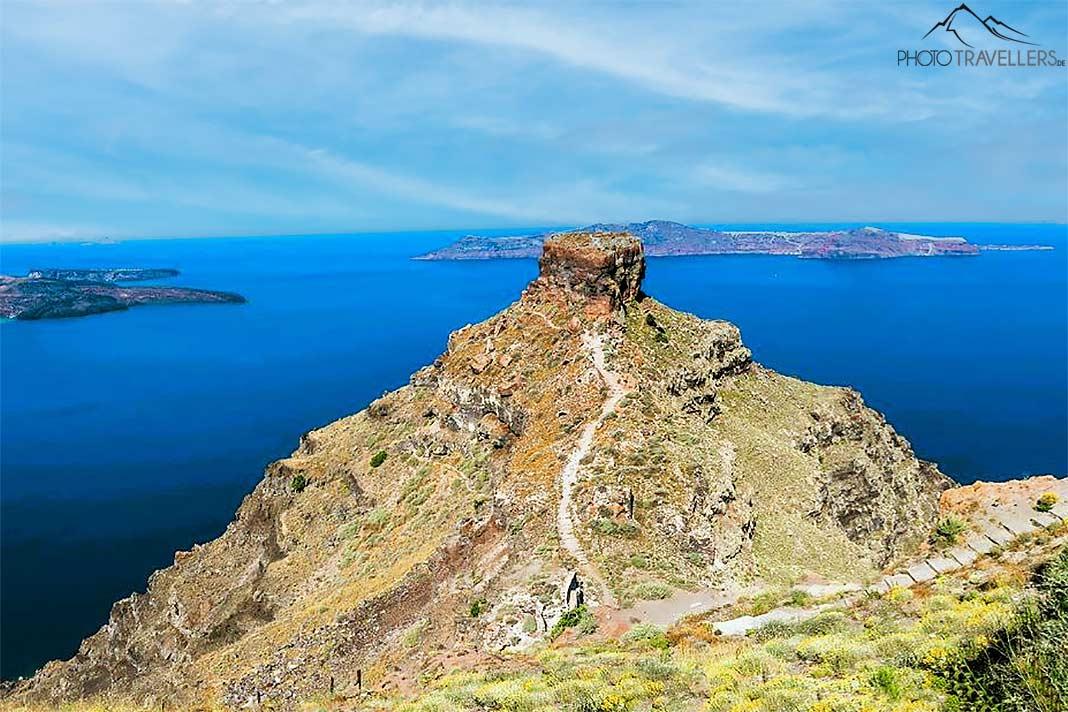 Un sentier menant à flanc de falaise jusqu'au sommet étroit du Skaros Rock