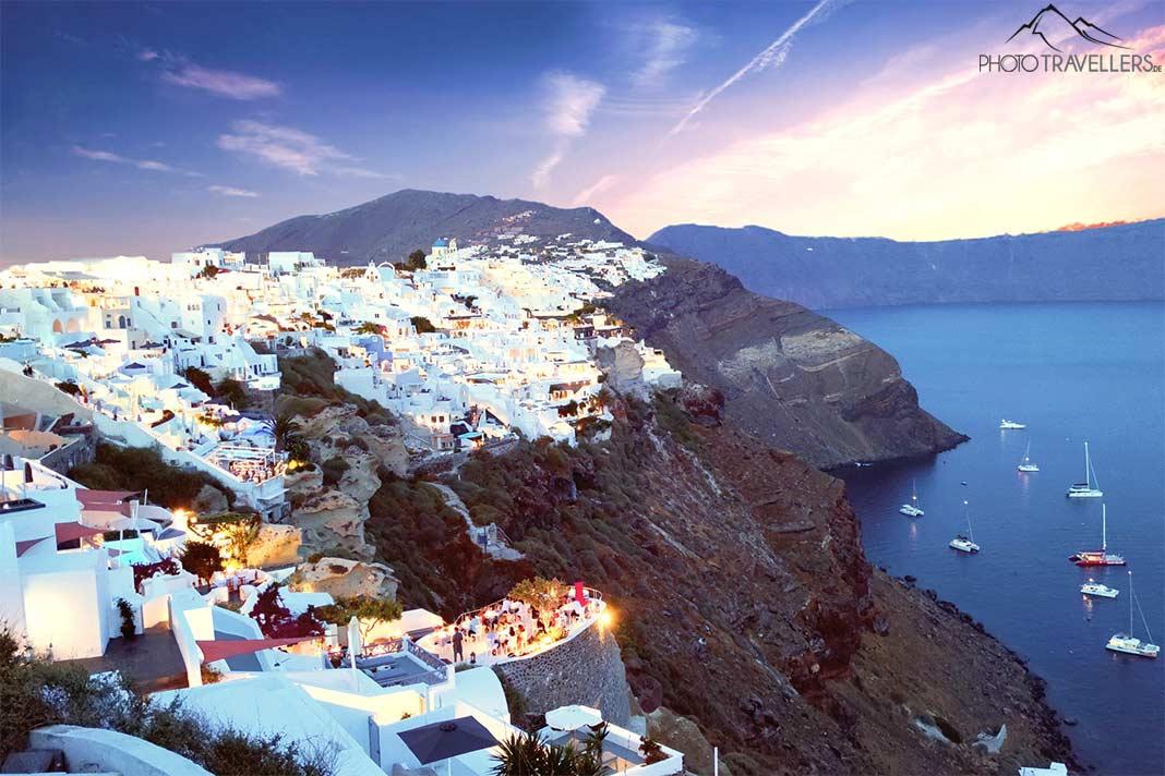 Les maisons blanches d'Oia s'accrochent aux pentes des falaises volcaniques sombres