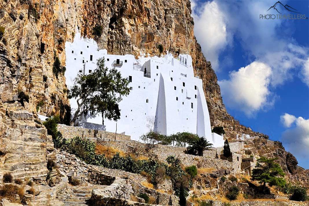 Les hautes murs blancs du monastère Chozoviotissa semblent coller à la falaise