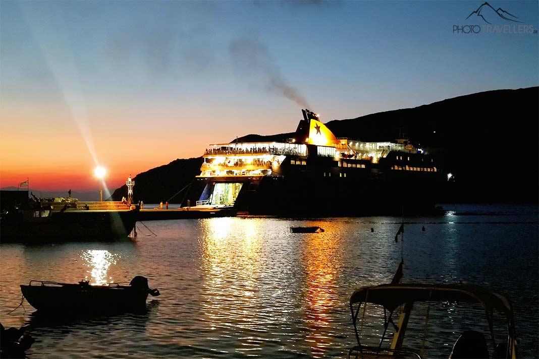 Un grand ferry ancré sous le ciel nocturne au quai d'Aegiali