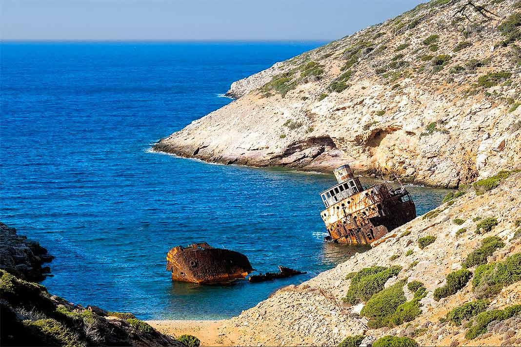 L'épave rouillée de l'Olympia est échouée directement dans une baie