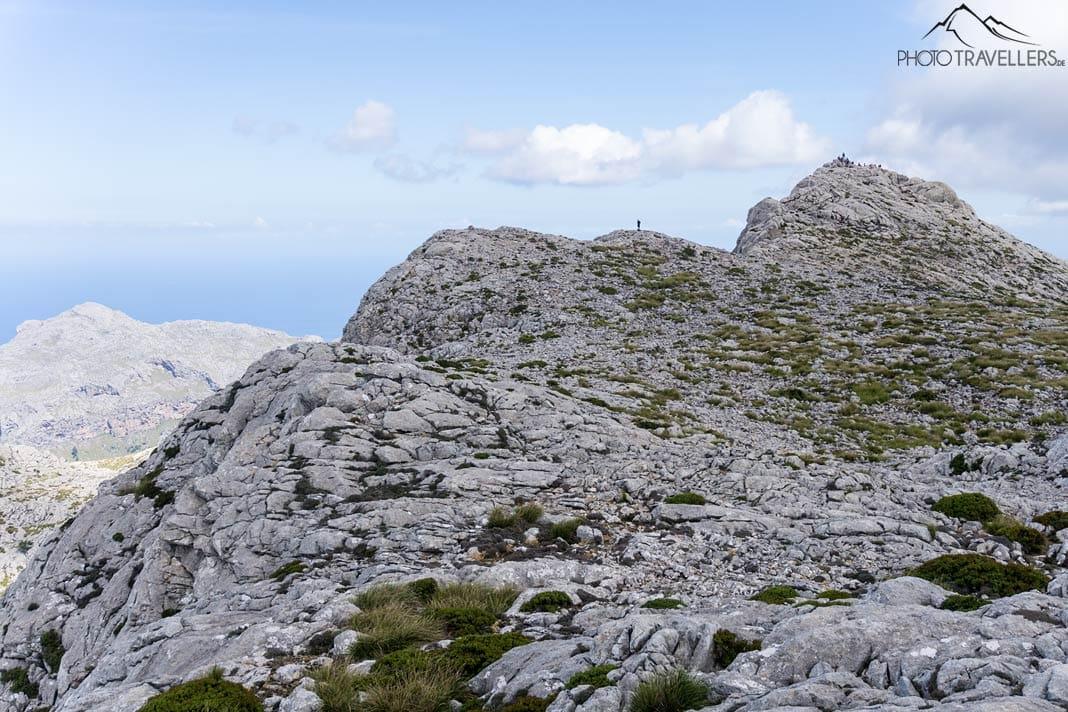 Vue sur le sommet principal de Massanella, où de nombreux randonneurs se trouvent