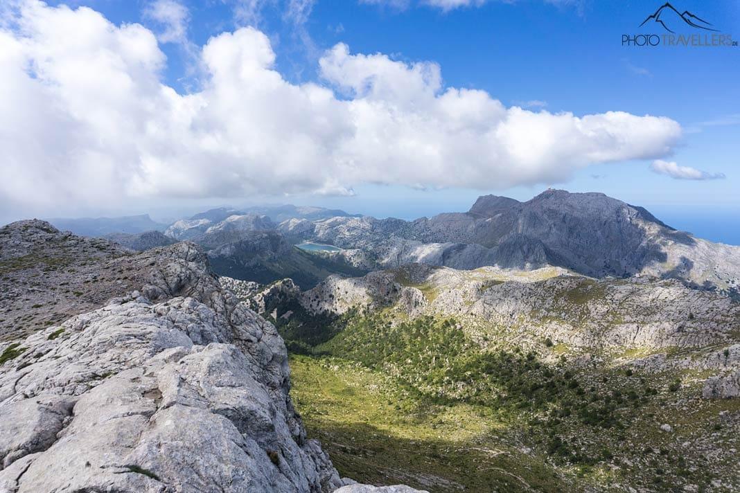 Vue depuis le sommet de Massanella sur le paysage montagneux avec le Puig Major