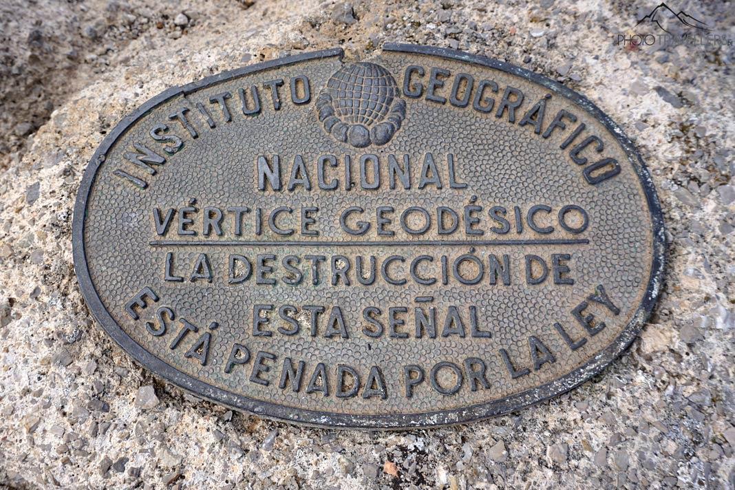 La marque du sommet de Massanella, une plaque de métal noir avec l'inscription "Instituto Geografico"