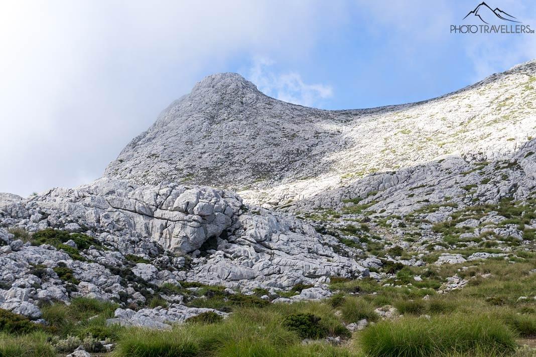 Vue sur un sommet escarpé du massif de Massanella
